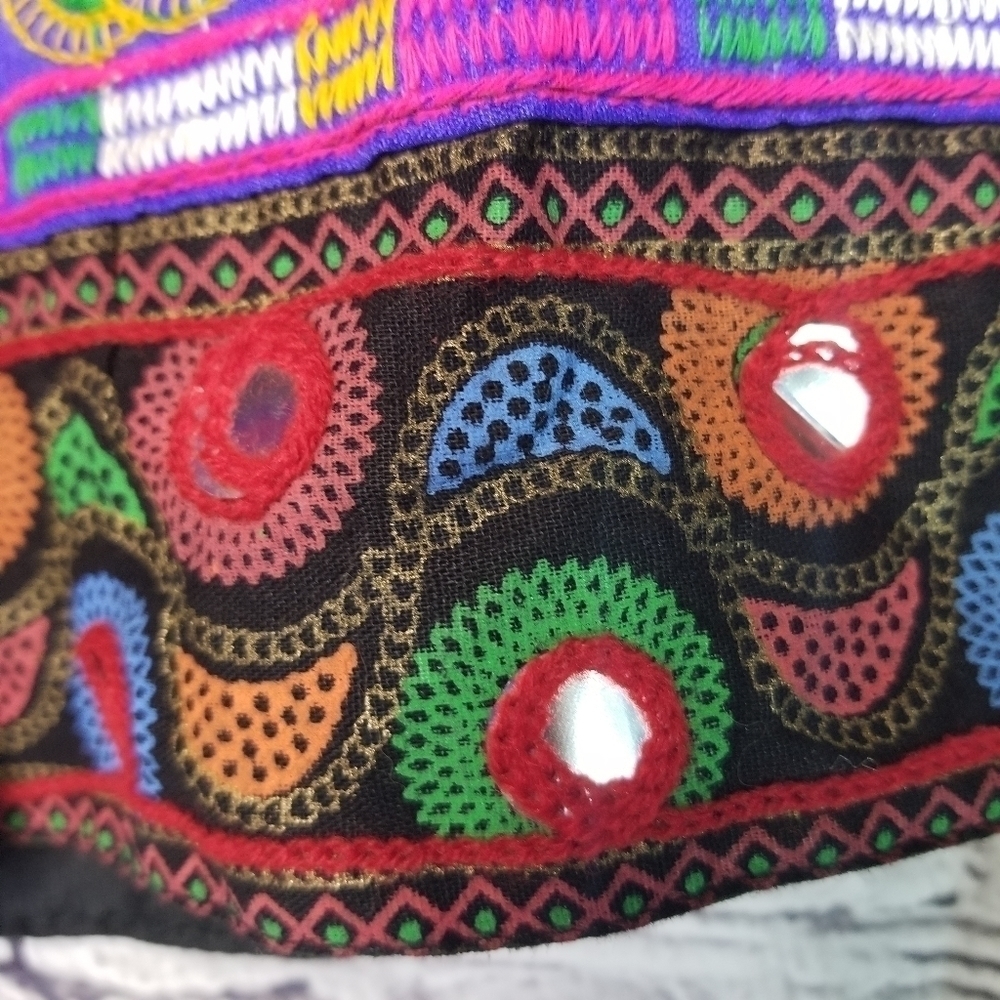 Vtg ethnic embellished boho shorts - Picture 5 of 8